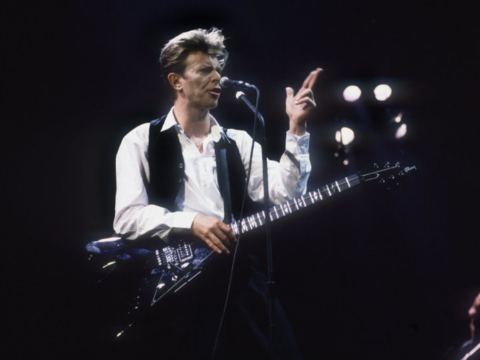 David Bowie在舞台上与飞行v吉他