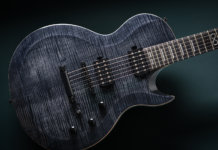 查普曼现代标准的角度中打开吉他V2名为ML2黑色背景