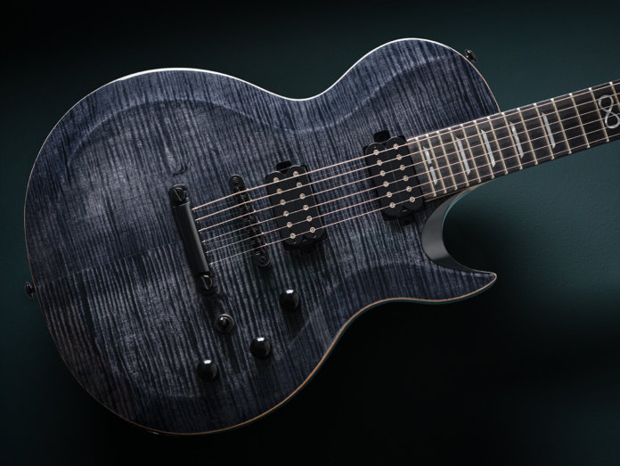 查普曼吉他v2 ml2现代标准成角度黑色背景