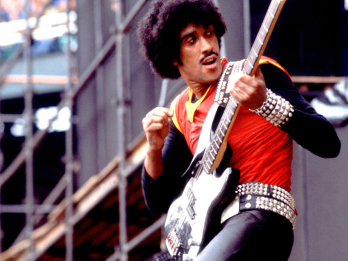 Thin Lizzy的Phil Lynott在舞台上表演。