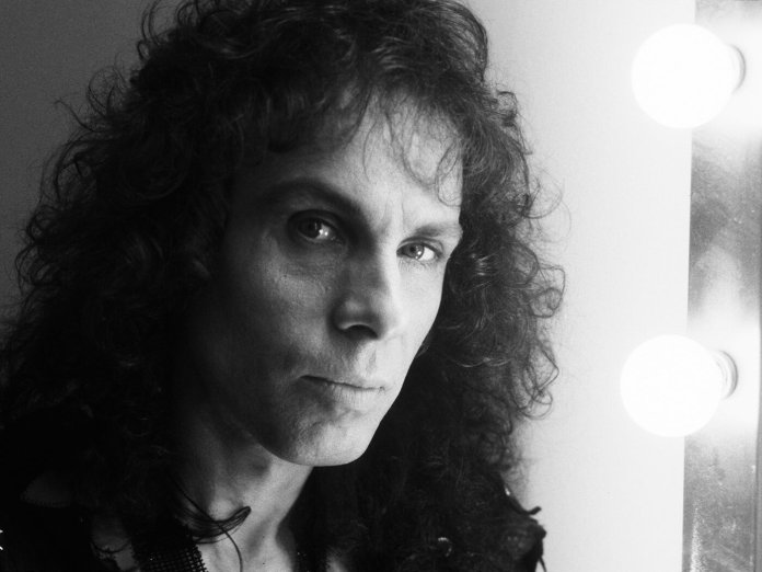 罗尼·詹姆斯·迪奥（Ronnie James Dio）。