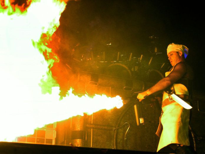 拉姆斯坦（Rammstein）的直到林德曼（Lindemann）在舞台上表演。