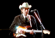 鲍勃·迪伦（Bob Dylan）在舞台上