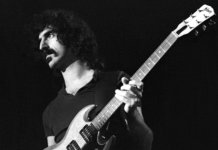 弗兰克Zappa在舞台上