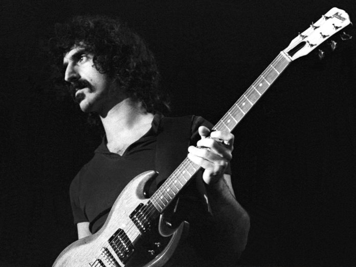 弗兰克Zappa在舞台上