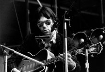 尼尔·杨（Neil Young）在1974年舞台上