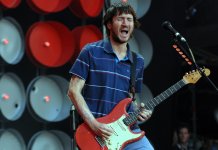 约翰Frusciante在舞台上