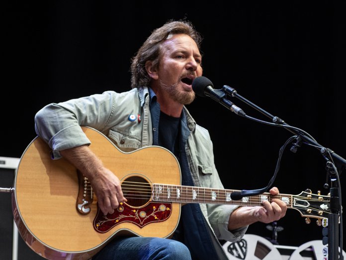 埃迪Vedder说在舞台上