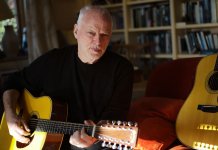 David Gilmour与他的Martin D-35 12字符串签名