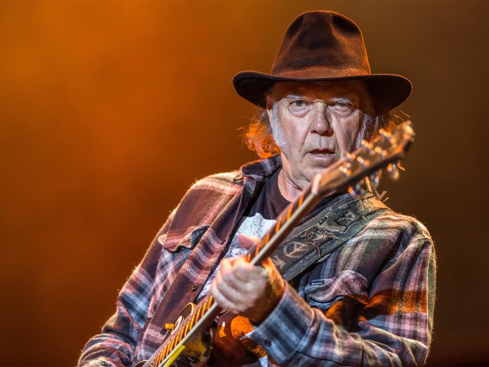 尼尔·杨（Neil Young）登上舞台