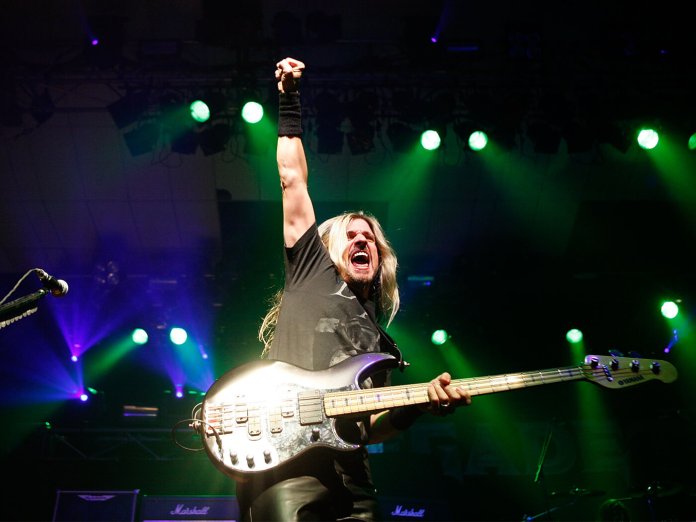 Megadeth James Lomenzo Touring Bassist戏弄年度金属旅行，并在幕后照片