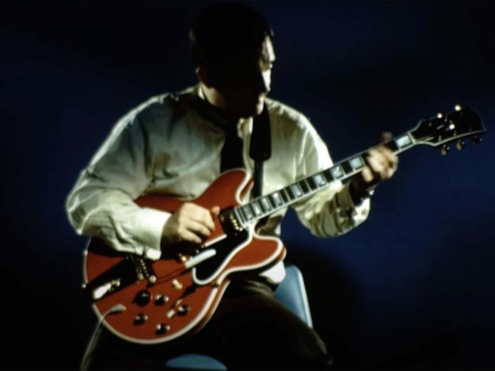 男子从吉布森弹吉他1967年工​​厂纪录片