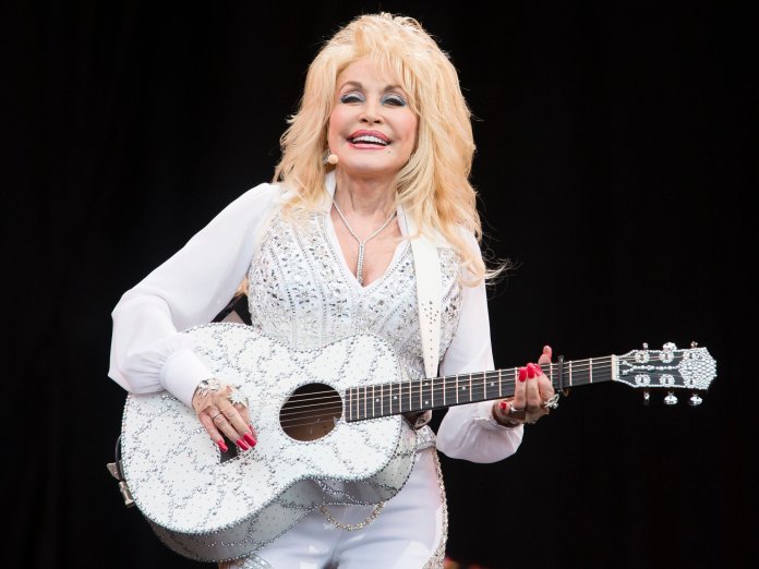 多莉·帕顿（Dolly Parton）用吉他表演
