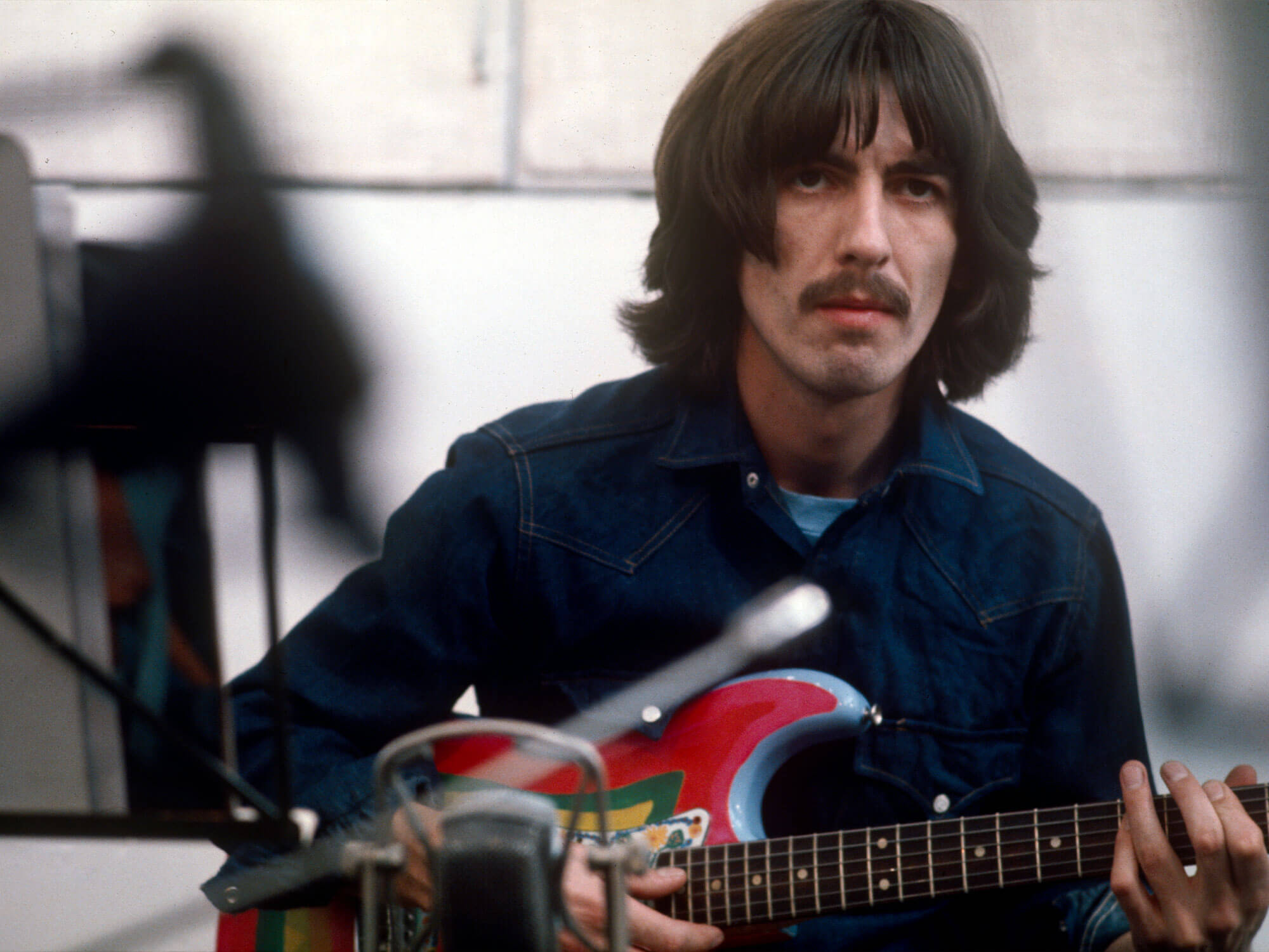 乔治·哈里森（George Harrison）与原始的洛矶舞台（Rocky Stratocaster）一起。