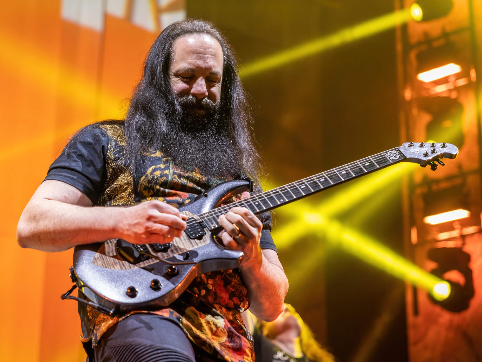 约翰Petrucci玩吉他