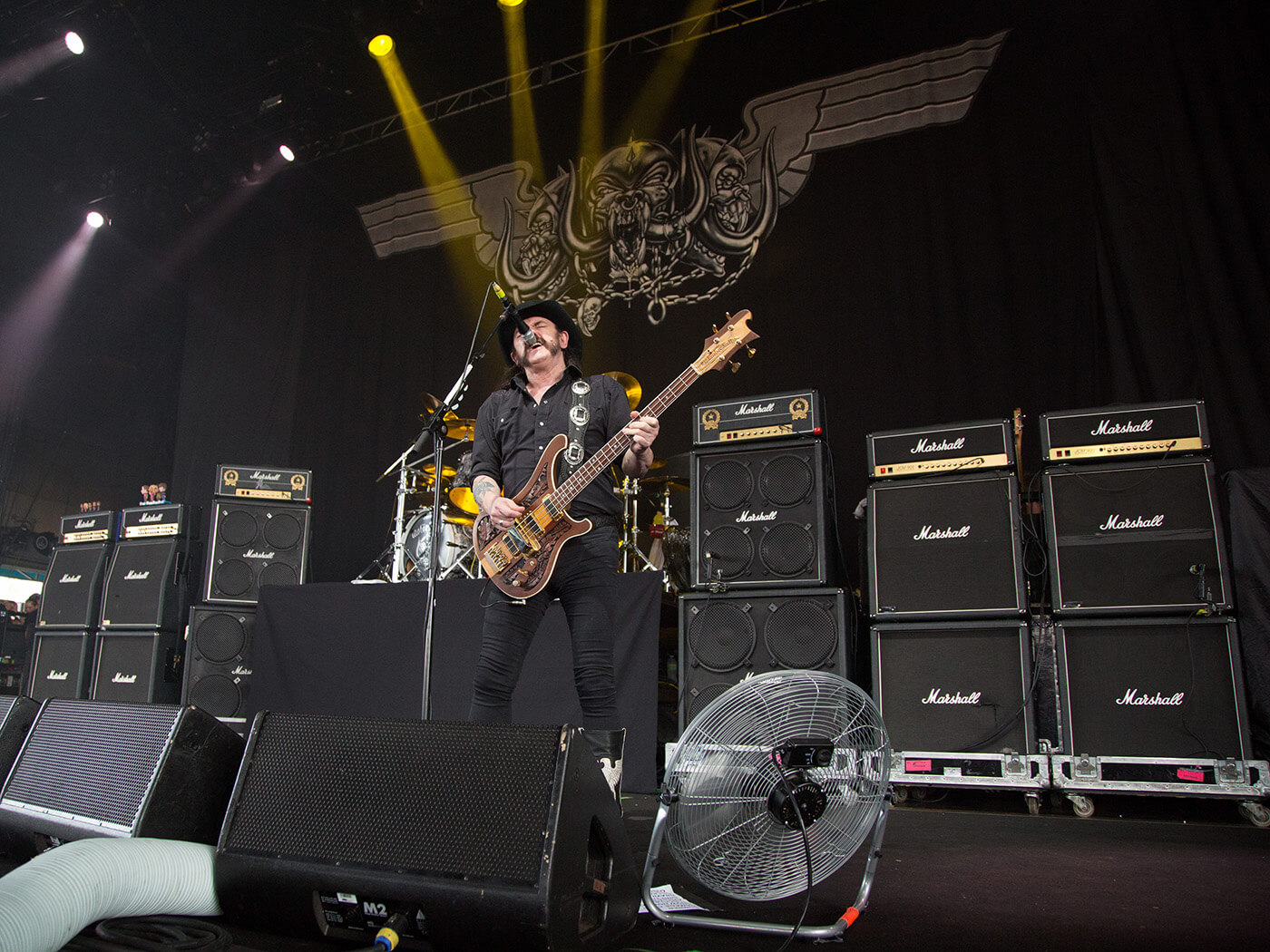 Motörhead的Lemmy Kilmister于2012年7月24日在俄亥俄州辛辛那提举行的Riverbend音乐中心举行的2012 Rockstar Energy Drink Mayhem节期间